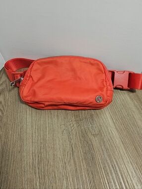 Lululemon Everywhere Belt Bag 1L - Hot Heat